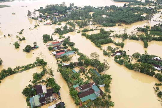 Người dân ở tâm lũ Thanh Chương tập trung khắc phục hậu quả ngập lụt