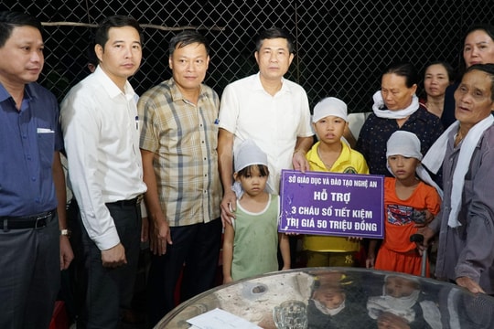 Sở Giáo dục và Đào tạo trao sổ tiết kiệm hỗ trợ 3 học sinh có bố mẹ bị lũ cuốn trôi