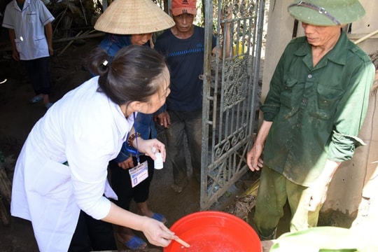 Bác sỹ khuyến cáo cách xử lý nguồn nước bị ô nhiễm sau lũ lụt 