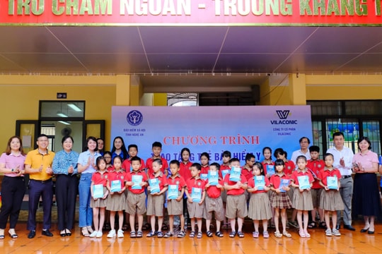 Trao tặng sổ Bảo hiểm xã hội, thẻ Bảo hiểm y tế: 'Gieo nhân ái, lan tỏa yêu thương'