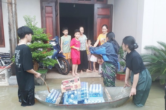 Băng nước ngập cứu trợ người dân vùng lũ Quỳnh Lưu