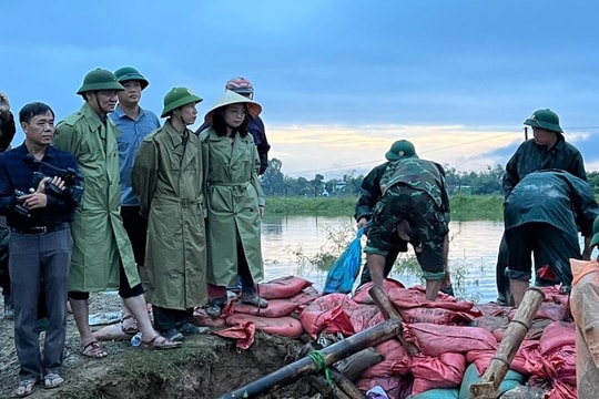 Trắng đêm khắc phục xong sự cố vỡ đê ở Hưng Nguyên