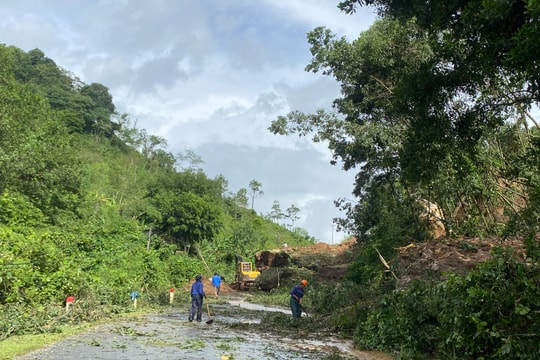 Sạt lở núi, ách tắc giao thông trên Quốc lộ 48E đoạn qua huyện Tân Kỳ