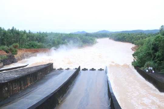 Cân nhắc đóng bớt cửa xả hồ Vực Mấu