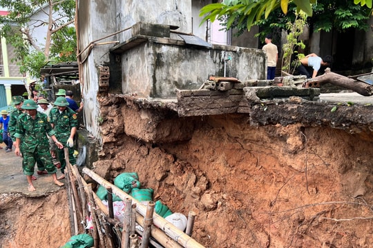 Nhiều khu dân cư ở thị xã Hoàng Mai tan hoang trong lũ dữ