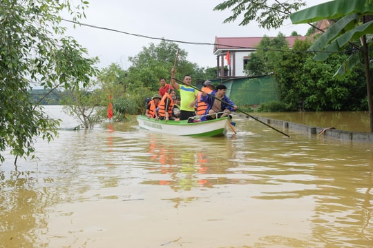 Nhiều làng mạc của Thanh Chương vẫn ngập chìm trong nước