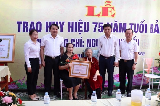 Trưởng ban Nội chính Tỉnh ủy trao Huy hiệu 75 năm tuổi Đảng tại Đô Lương
