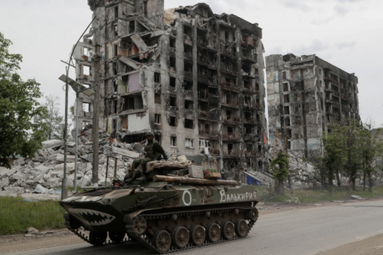 Lực lượng Ukraine bao vây một nửa thành phố chiến lược ở Donbass