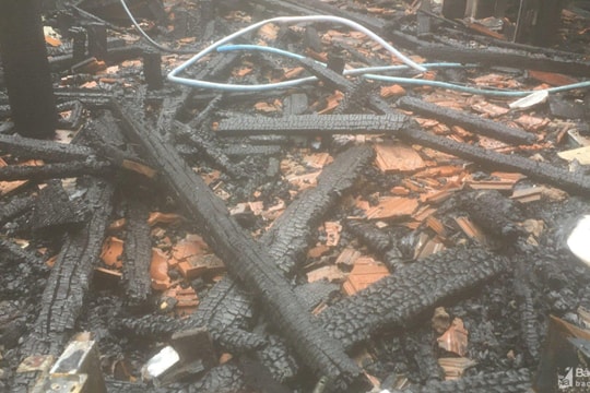 Cháy nhà dân ở vùng lũ Thanh Chương 