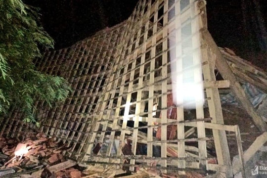 Một nhà dân ở Quỳ Châu đổ sập do sạt lở 