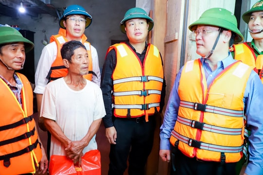 Chủ tịch UBND tỉnh Nguyễn Đức Trung kiểm tra, chỉ đạo khắc phục sạt lở, ngập lụt tại huyện Hưng Nguyên