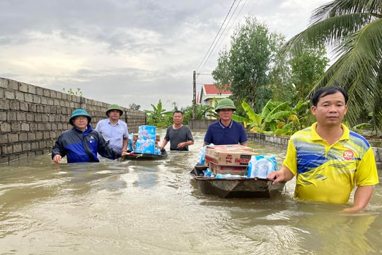 Nhiều nơi ở Quỳnh Lưu vẫn đang bị cô lập trong nước lũ