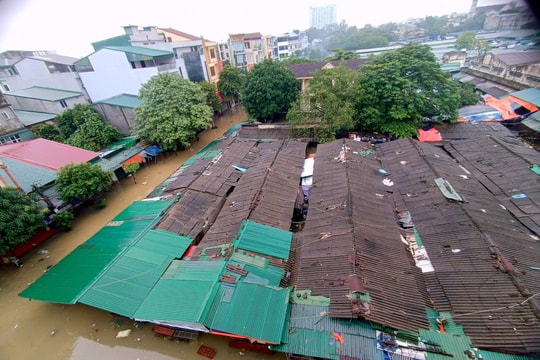 Nước dâng cao, tiểu thương chợ Vinh buộc phải đưa hàng hóa về nhà