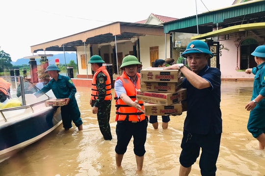 Tân Kỳ: Kiểm tra ngập lụt và trao nhu yếu phẩm cho bà con vùng bị cô lập