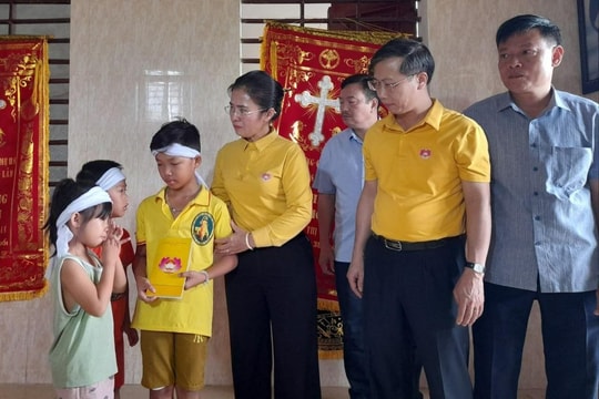 Chủ tịch Ủy ban MTTQ tỉnh thăm, động viên 3 cháu nhỏ có bố mẹ bị lũ cuốn trôi 