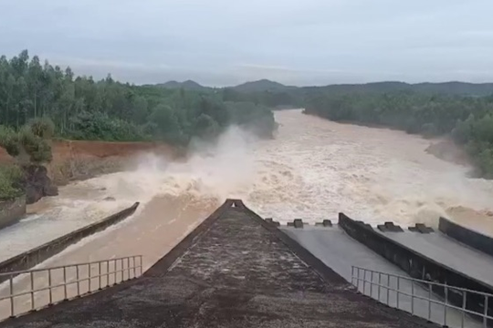 Thị xã Hoàng Mai hết ngập khi hồ Vực Mấu giảm xả lũ