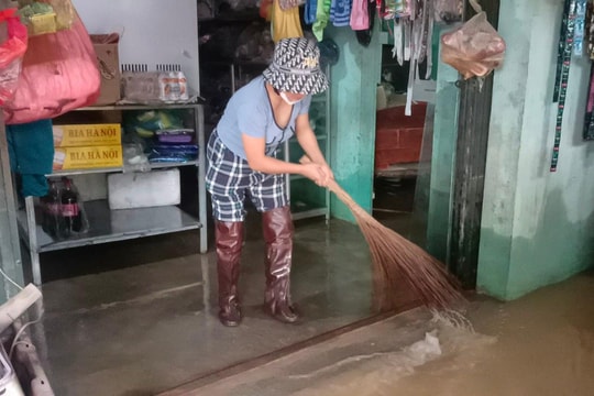 Các địa phương ở Thị xã Hoàng Mai, huyện Yên Thành gấp rút dọn dẹp sau mưa lũ