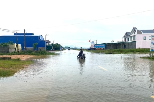 Bất chấp cảnh báo đường ngập, nhiều phương tiện vẫn liều mình vượt chốt