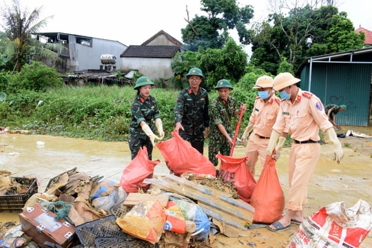 Hàng trăm cán bộ, chiến sỹ, thanh niên hỗ trợ Thanh Chương vệ sinh môi trường 