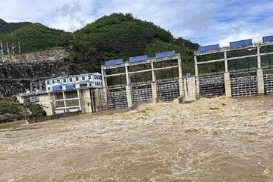 Tăng lưu lượng xả nước hồ chứa thủy điện Bản Ang, Nậm Mô 