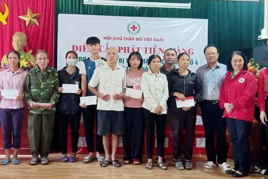 Hội Chữ thập đỏ Việt Nam thăm hỏi, hỗ trợ các gia đình bị thiệt hại do mưa lũ ở huyện Thanh Chương