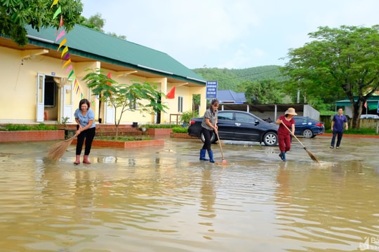 Nghệ An: Hơn 400 trường học vẫn ngập trong nước lũ