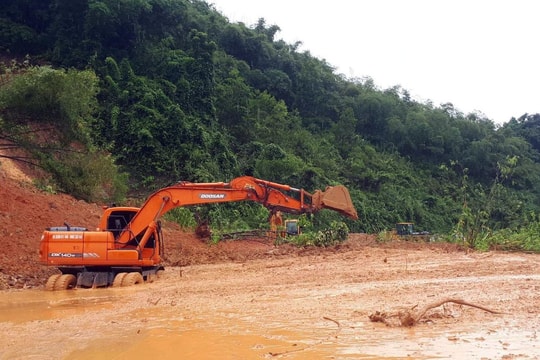  Dốc Chó sạt lở, Quốc lộ 7 tiếp tục bị chia cắt