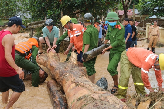 Kỳ Sơn huy động lực lượng khẩn trương khắc phục hậu quả lũ ống, lũ quét