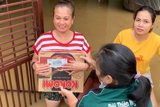 Tinh thần xóm giúp xóm, xã giúp xã, cộng đồng chung tay để 'vượt' lụt