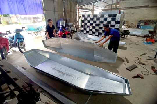 Làng thuyền tôn xứ Nghệ tất bật ngày mưa lũ