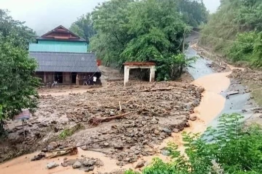Bản làng tan hoang sau cơn lũ dữ ở Kỳ Sơn
