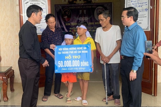 Hội đồng hương Nghệ An tại TP. Hồ Chí Minh thăm hỏi, trao quà hỗ trợ 3 cháu bé mồ côi tại Nghi Lộc