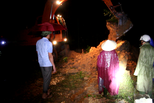 Quỳ Châu khẩn cấp gia cố đập thủy lợi ngay trong đêm