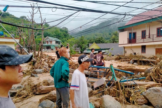 Huyện Kỳ Sơn đề xuất kịp thời hỗ trợ nhu yếu phẩm cho người dân