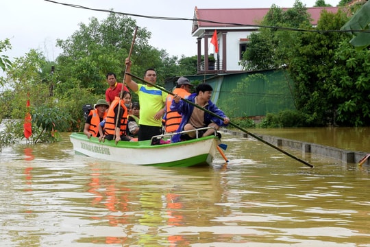 Con thuyền giúp người dân Thanh Chương vượt lũ miễn phí 