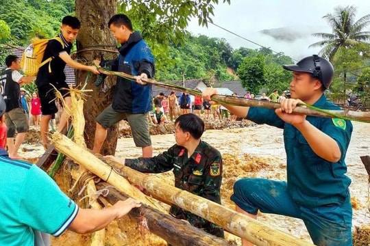 Lực lượng vũ trang tỉnh Nghệ An hỗ trợ huyện Kỳ Sơn khắc phục hậu quả lũ lụt