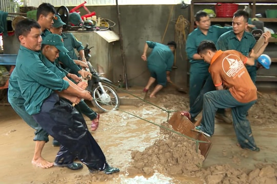 Tình đồng chí, nghĩa đồng bào trong cơn lũ dữ