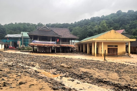 Gần 3.000 học sinh huyện Kỳ Sơn chưa thể đến trường do hậu quả lũ quét