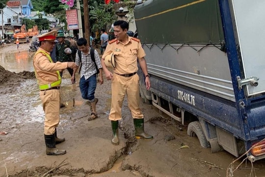 Cảnh sát giao thông Nghệ An khẩn trương điều tiết, phân luồng, di dời phương tiện tại vùng lũ Kỳ Sơn
