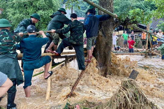 Lực lượng vũ trang tỉnh Nghệ An bắc cầu tạm vượt suối chảy xiết, tiếp cận bản bị cô lập ở Kỳ Sơn