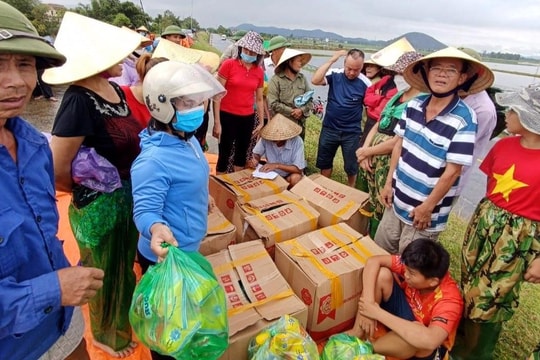 MC Đại Nghĩa trao 1.000 suất quà cứu trợ đến bà con vùng lũ Hưng Nguyên