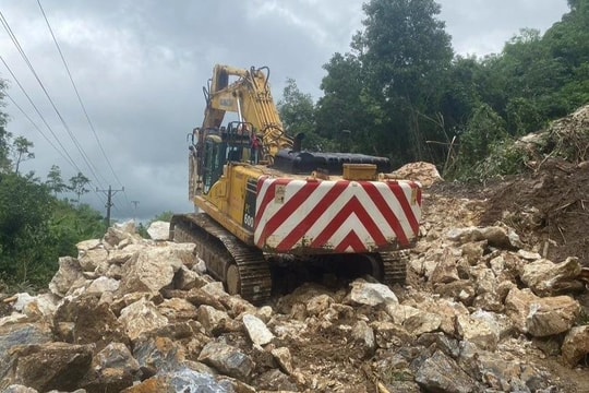 Hàng nghìn mét khối đất đá vẫn chắn ngang tuyến Quốc lộ 48E đoạn qua xã Tân Long (Tân Kỳ) 
