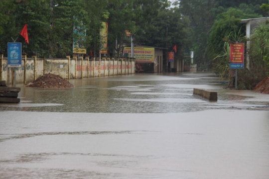  Tân Kỳ nước rút chậm, vẫn còn gần 1.000 hộ dân bị nước lụt bủa vây