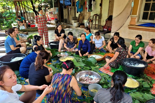 Phụ nữ Tương Dương xuyên đêm nấu bánh chưng hỗ trợ đồng bào Kỳ Sơn