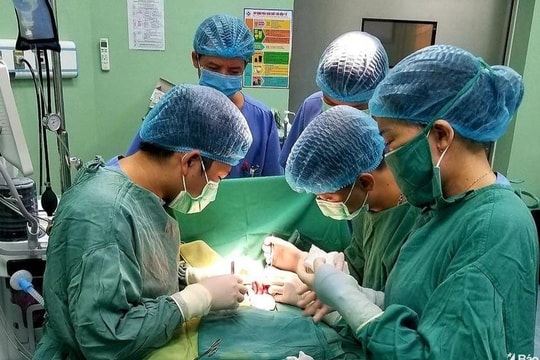 Bệnh viện Sản Nhi Nghệ An: Cứu sống trẻ sơ sinh nội tạng thoát vị ra ngoài ổ bụng