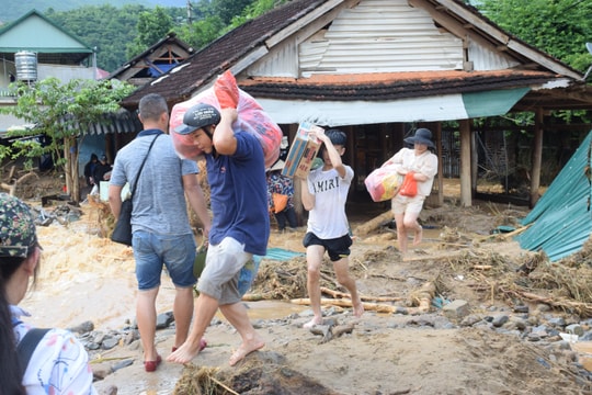 Gian nan lội bùn, vượt nước xiết để chuyển hàng cứu trợ đến người dân vùng bị lũ quét