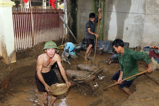 Xót xa nhìn tài sản bị chôn vùi trong bùn đất sau lũ ở huyện Kỳ Sơn