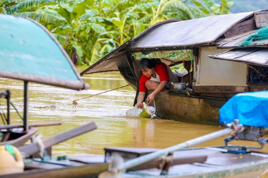 Cận cảnh cuộc sống cư dân vạn đò sông Lam ngày lũ