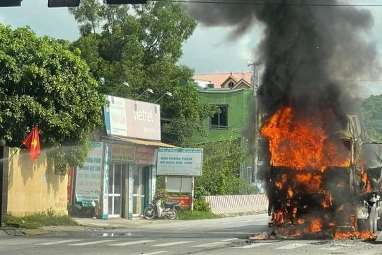Nghệ An: Xe đầu kéo dừng đèn đỏ trên Quốc lộ 1A bất ngờ bốc cháy