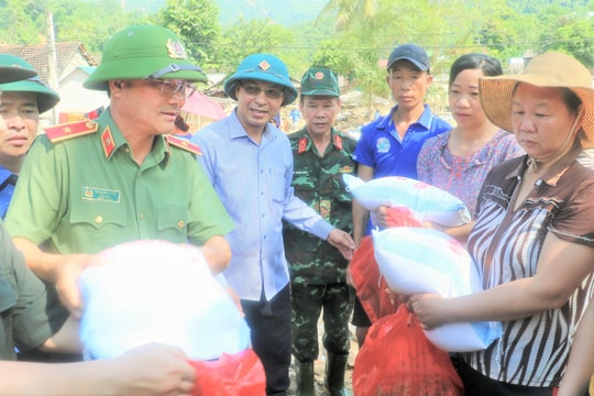 Giám đốc Công an tỉnh Nghệ An thăm, chia sẻ khó khăn với đồng bào bị lũ lụt huyện Kỳ Sơn